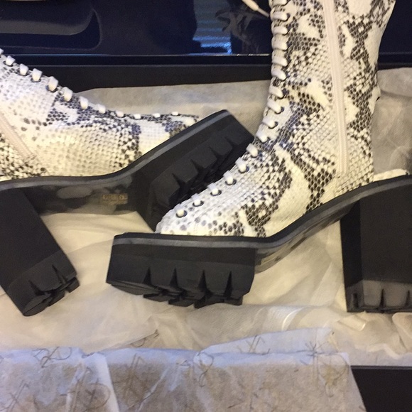 Designer - Picture 6 of 10